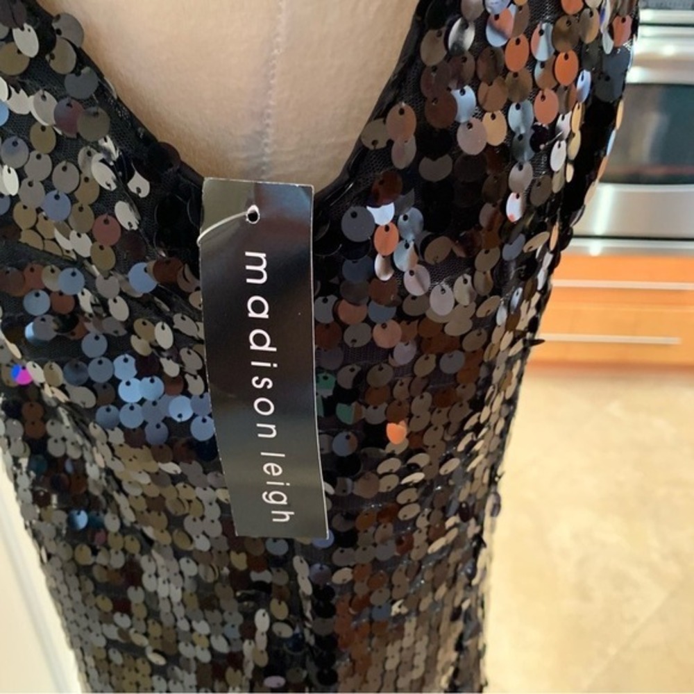MADISON LEIGH. NWT. 8. Black dress covered in black sequins. Sleeveless. - Picture 5 of 11